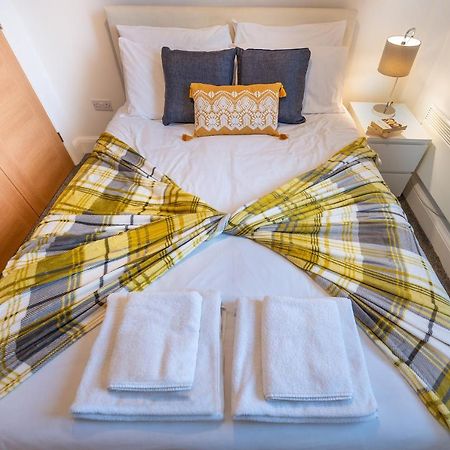 Modern & Spacious 2-Bed Flat With Secure Parking Reading Bagian luar foto