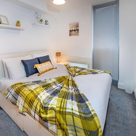 Modern & Spacious 2-Bed Flat With Secure Parking Reading Bagian luar foto