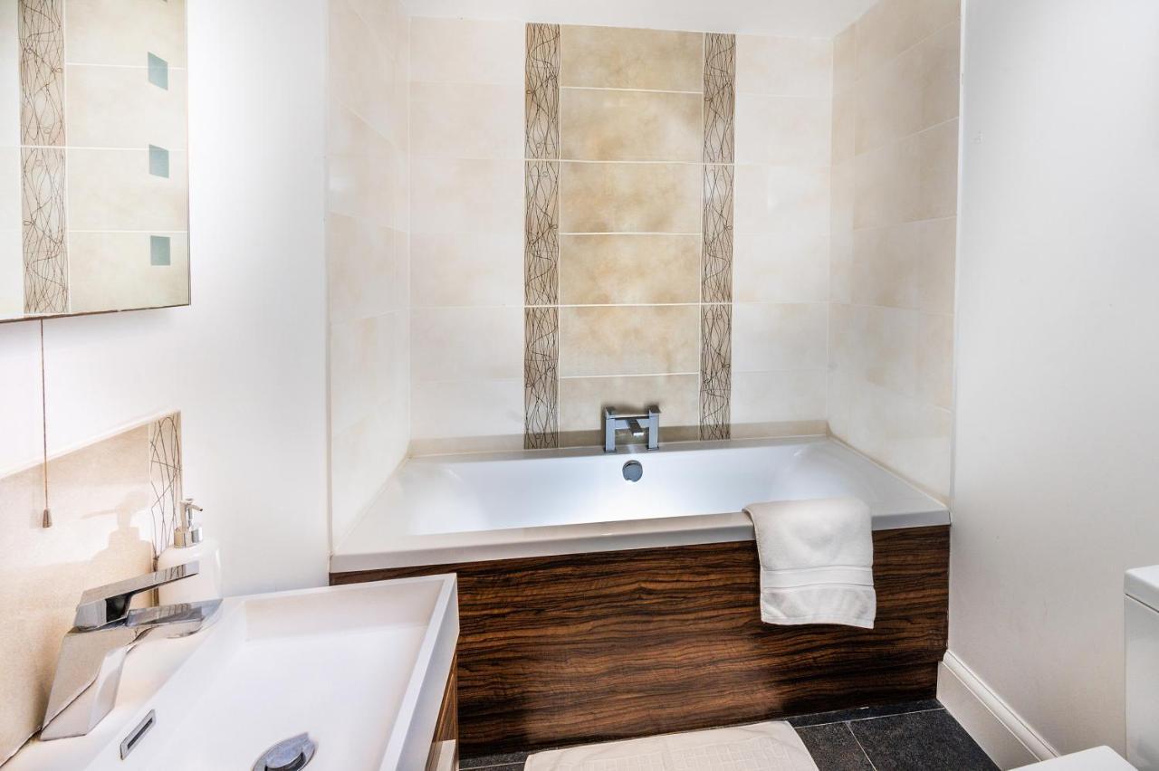 Modern & Spacious 2-Bed Flat With Secure Parking Reading Bagian luar foto