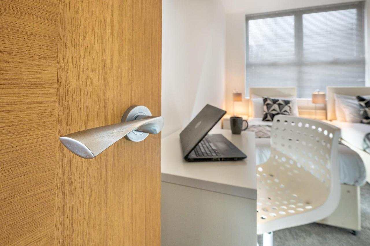 Modern & Spacious 2-Bed Flat With Secure Parking Reading Bagian luar foto