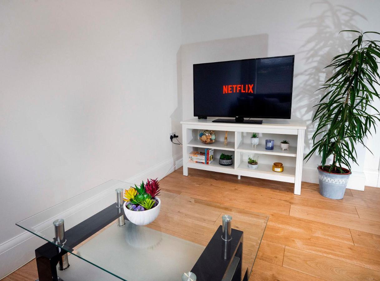 Modern & Spacious 2-Bed Flat With Secure Parking Reading Bagian luar foto