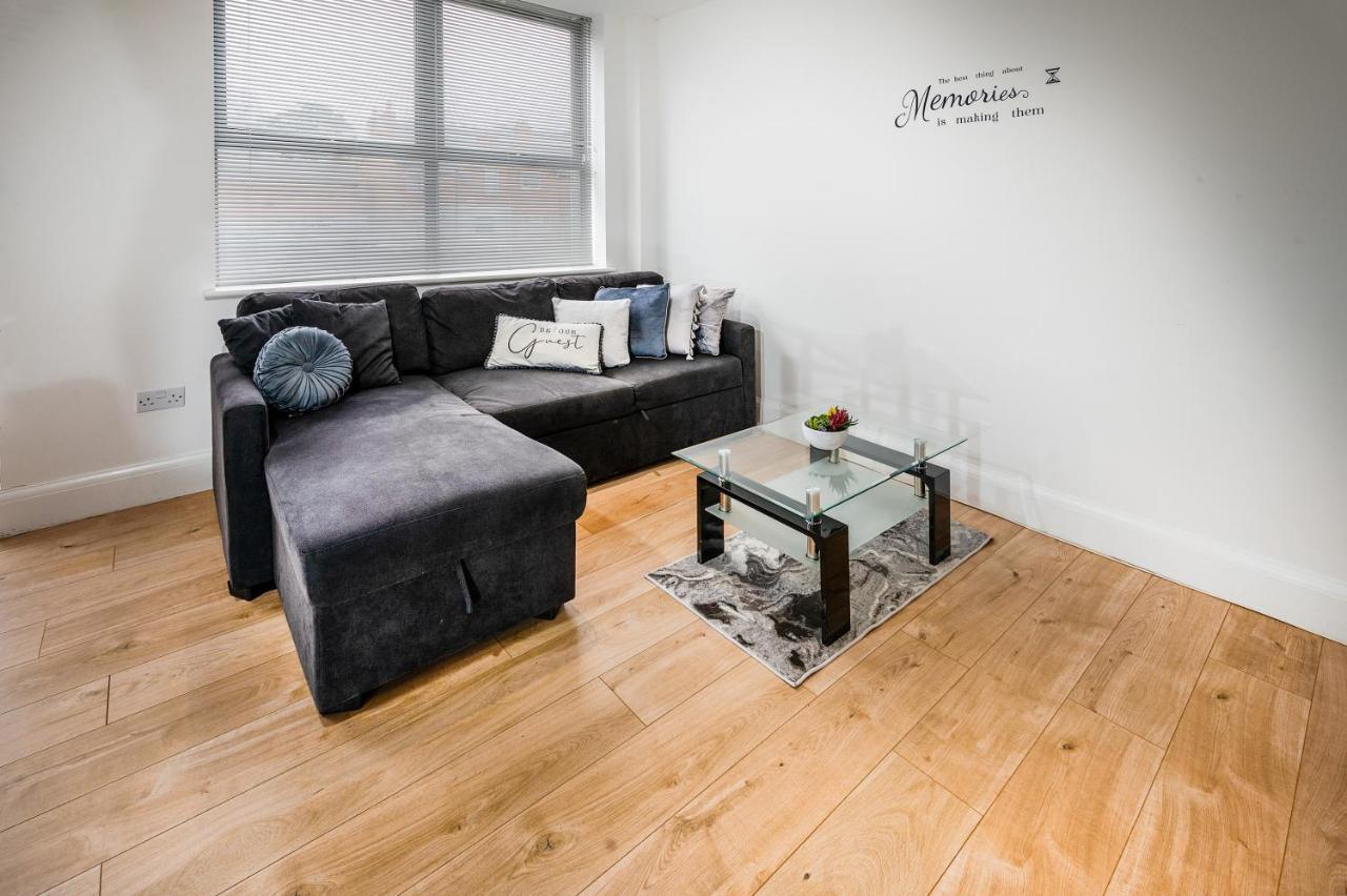 Modern & Spacious 2-Bed Flat With Secure Parking Reading Bagian luar foto